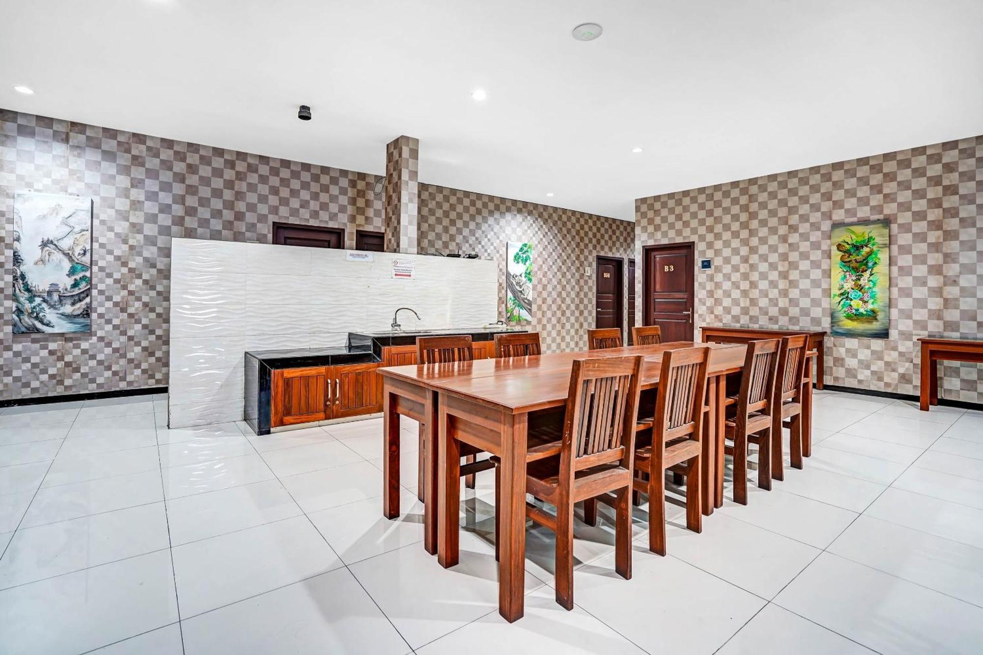 Oyo 90889 Dkb Residence Сурабая Экстерьер фото